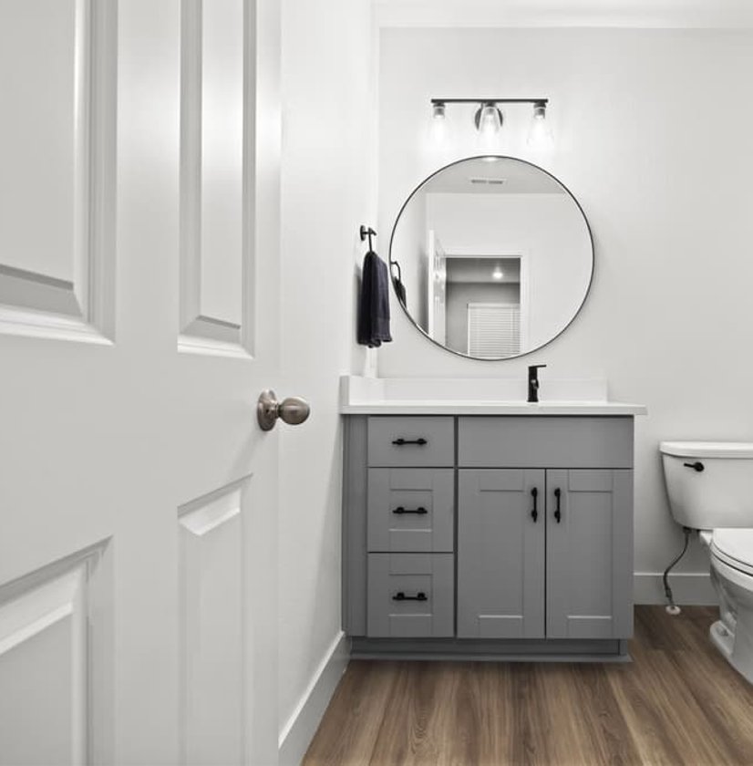 bahtroom single mirror